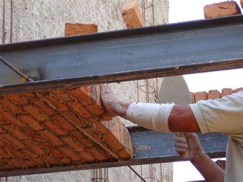 encuentro estructura metalica con fabrica de ladrillo|Apoyo de pilar de acero sobre un muro de fábrica de ladrillo.